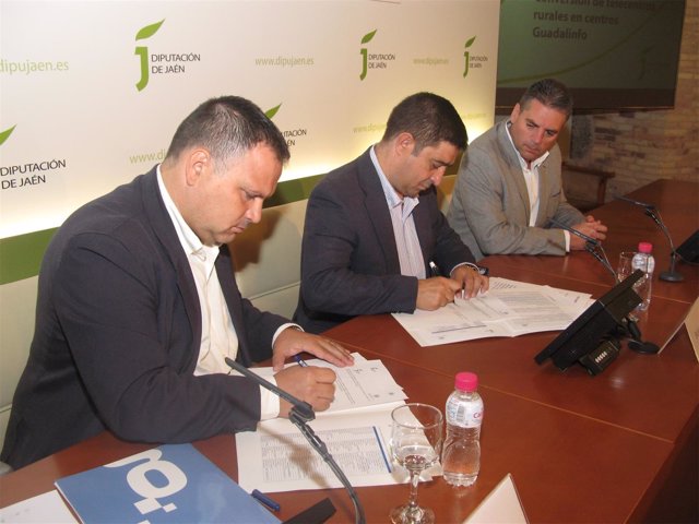 Firma del convenio para la conversión de telecentros en centros Guadalinfo.