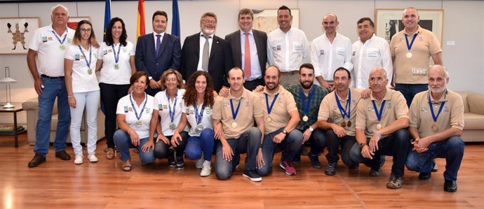 Miguel Cardenal recibe a los participantes en el Mundial de Pesca