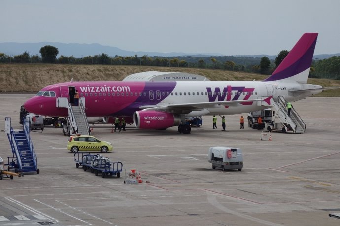 Avión de Wizz Air en el Aeropuerto de Girona-Costa Brava
