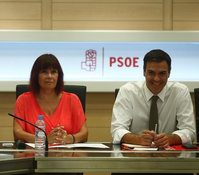 Los socialistas Micaela Navarro y Pedro Sánchez