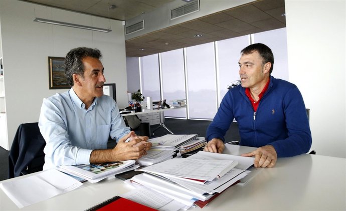 El consejero de Turismo, Francisco Martín, y el alcalde de Ruesga, JR. Ochoa