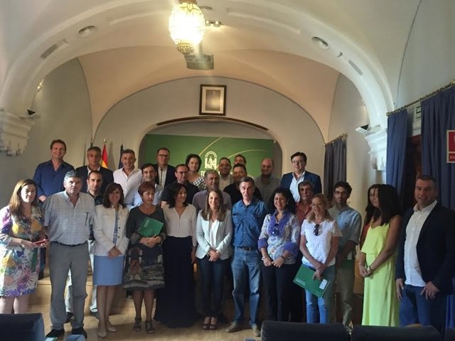 Crespín y Ruiz (centro), tras la firma de las adendas