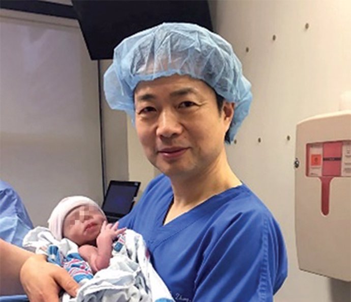 Doctor Zhan con el bebé de tres padres