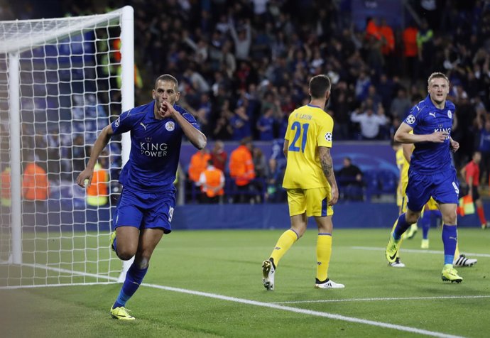 Slimani celebra el gol del Leicester ante el Oporto