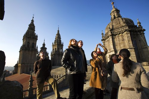 Un grupo de turistas en las cubiertas de la catedral durante una visita con guía