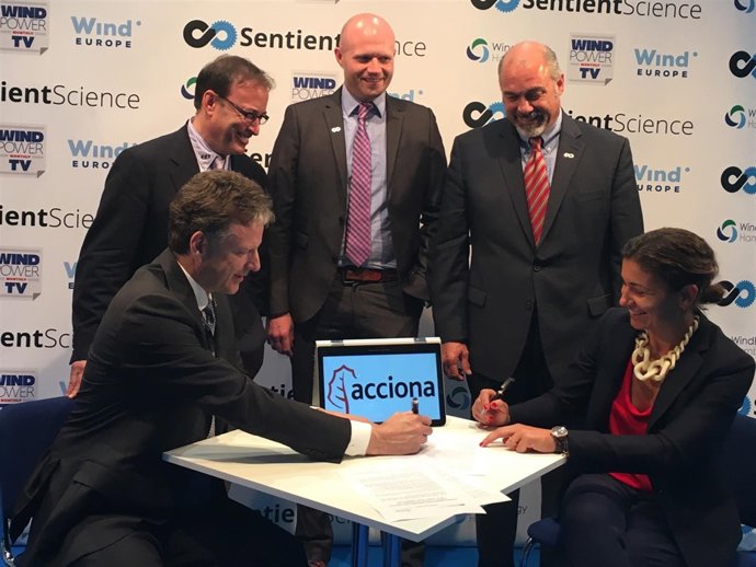 Firma del acuerdo entre Sentient y Acciona