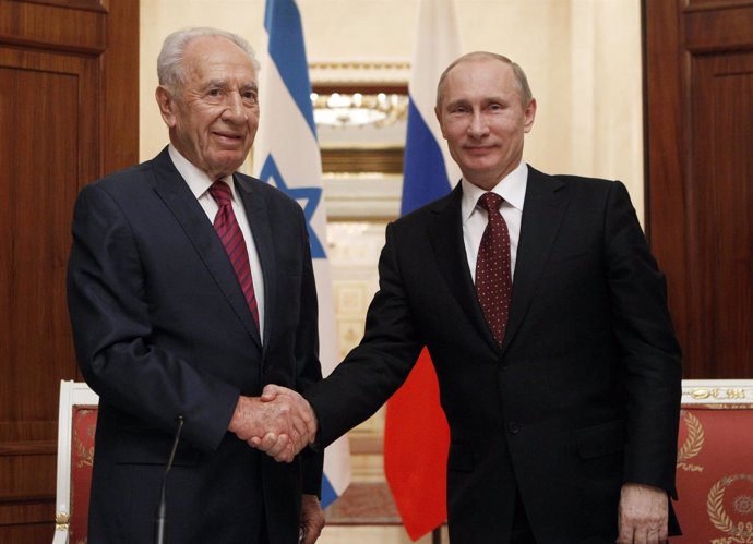 Vladimir Putin y Shimon Peres