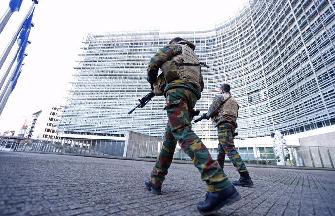 Soldados belgas frente a la Comisión Europea