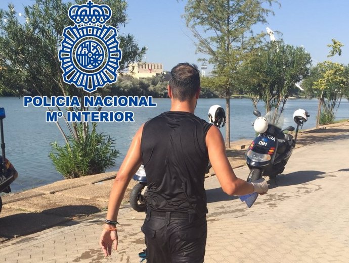 Policía salva a una mujer en el río Guadalquivir