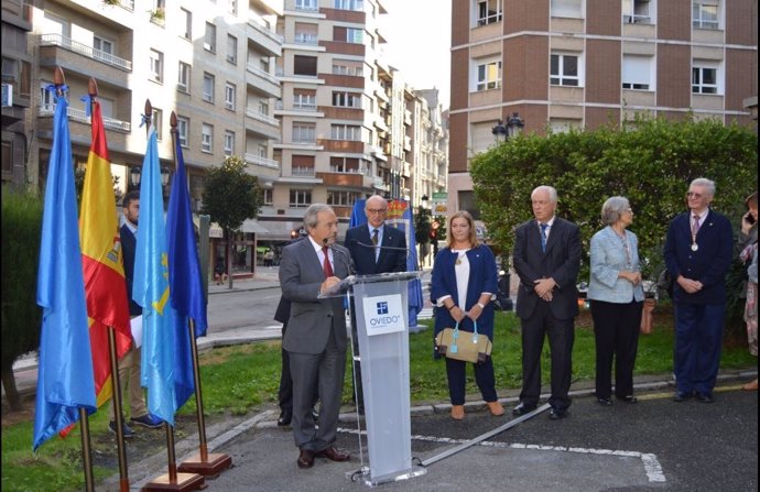 El alcalde de Oviedo, Wenceslao López, en el homenaje a Luis Adaro y Jerónimo Ib