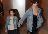Paz Vega y su hija Ava, clones en el concierto de 'Red Hot Chili Peppers'