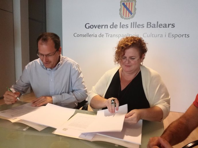 Xavier Torrens, de la PLAVIB i la consellera Ruth Mateu, signant el conveni