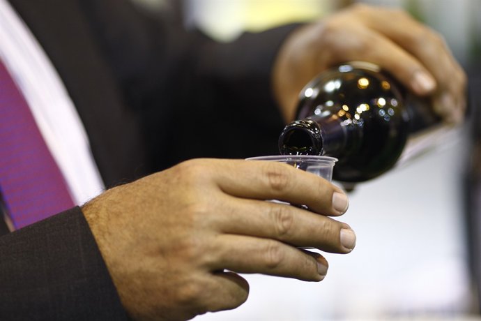 Salón Gourmet de Madrid, botella de vino, echando vino