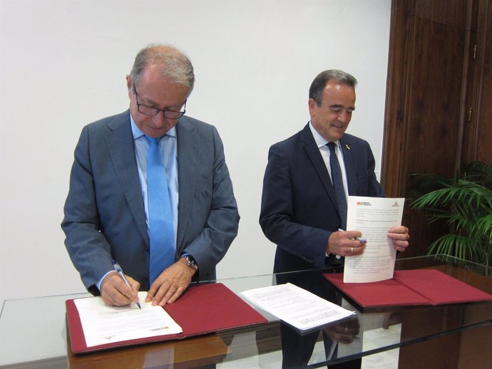 Gimeno y Sánchez Quero firmando el convenio de colaboración este miércoles