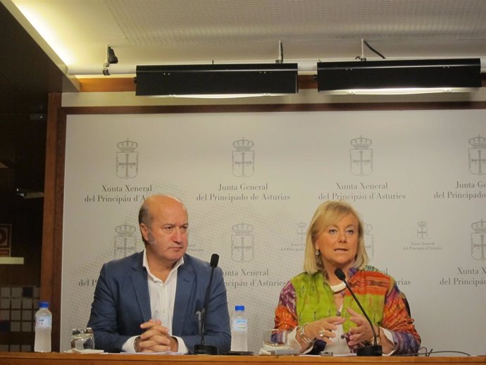 La presidenta del PP de Asturias, Mercedes Fernández y el diputado Luis Venta