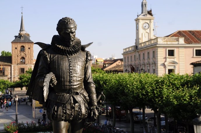 Escultura de Cervantes en Alcalá