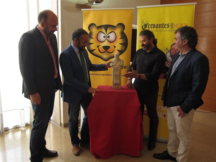 Melgarejo, Gómez, Soler y Lorente observan el boceto de la escultura