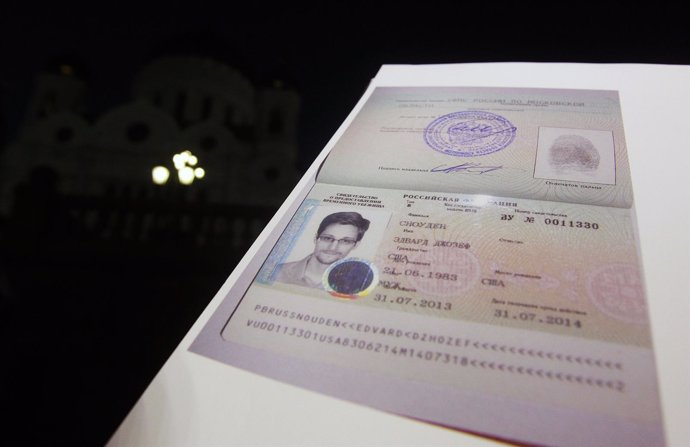 Documento de refugiado entregado por Rusia a Snowden