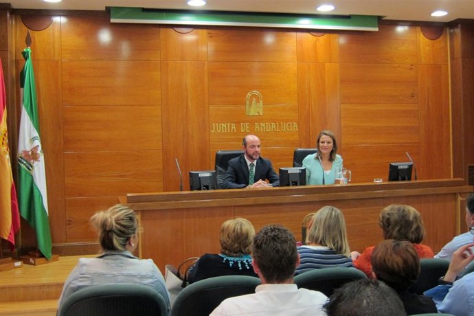 Cobo, en el acto de firma de convenios sobre trabajos a la comunidad de menores.