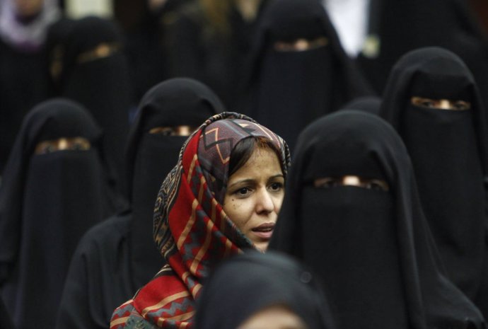 Mujeres con burka manifestándose en Yemen