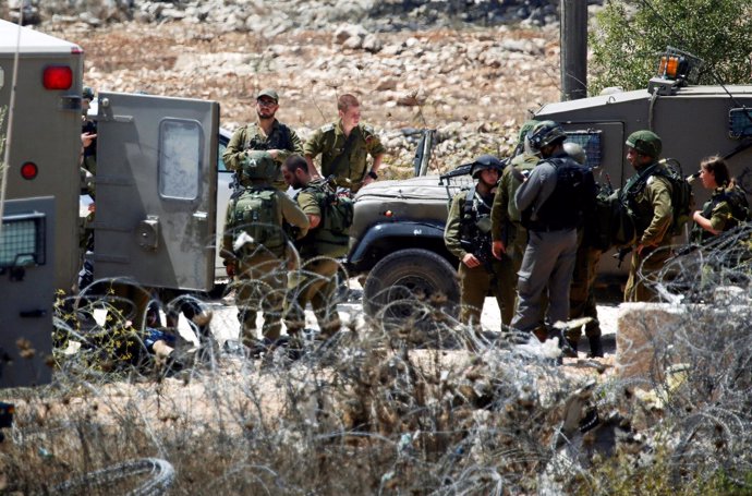 Soldados isralíes en un puesto de control en Cisjordania