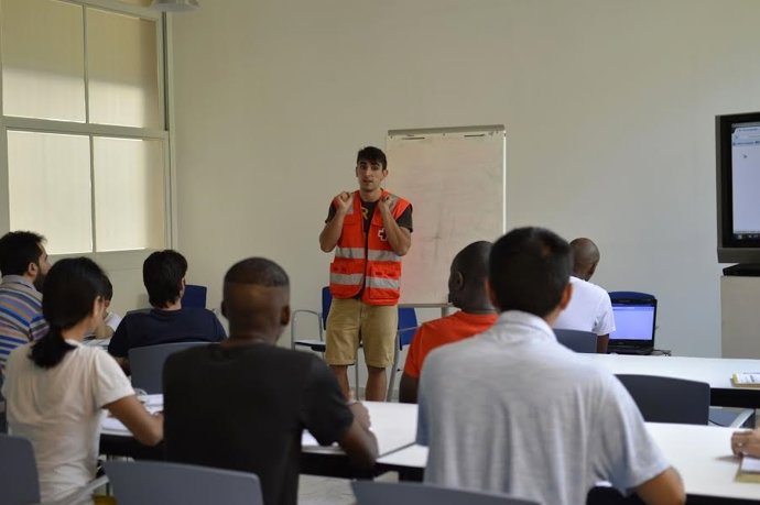 Un miembro de Cruz Roja atiende a refugiados