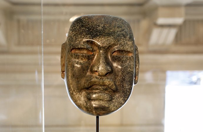 Máscara olmeca de la cultura maya, la más antigua de la colección. Hotel Claris