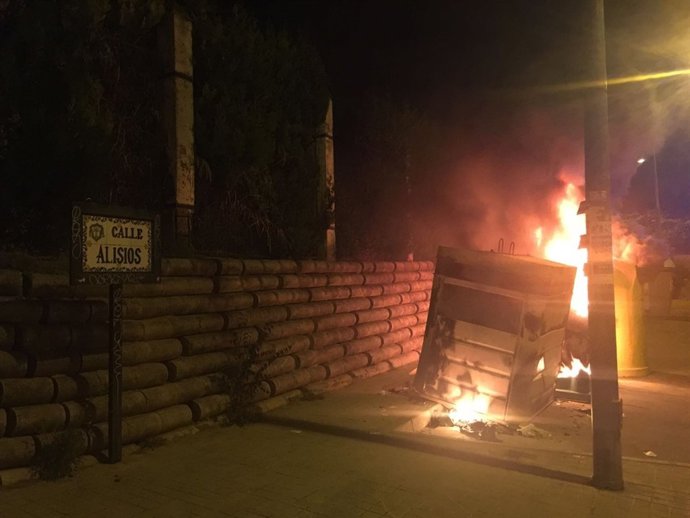 Contenedor incendiado en Mairena.