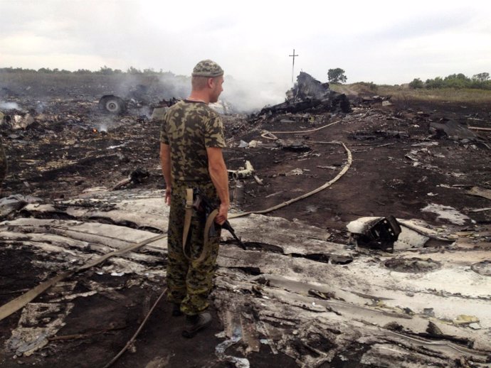 Un separatista prorruso observa los restos del MH17