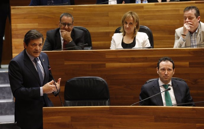Javier Fernández responde en el Pleno.