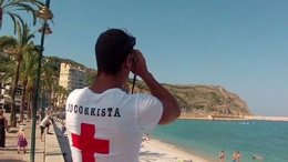 Más de 300 trabajadores de Cruz Roja colaboran en el dispositivo a pie de playa