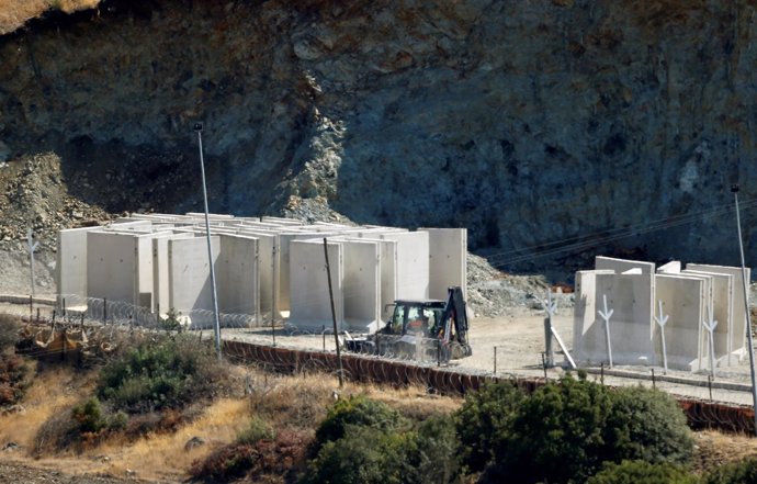 Labores de construcción del muro en la frontera entre Siria y Turquía.