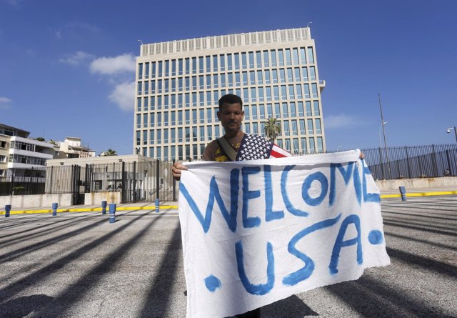 Un hombre con una pancarta ante la Embajada de EEUU en La Habana