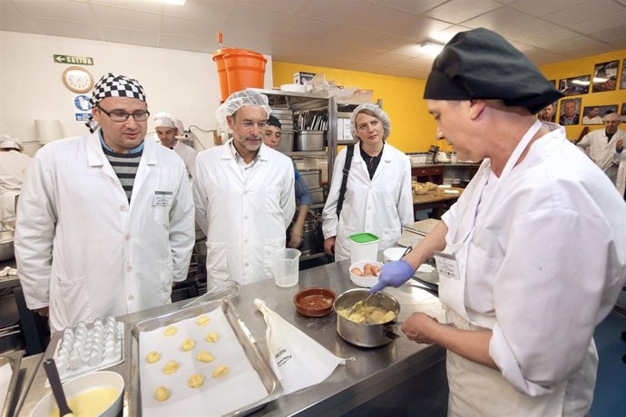 El vicepresidente Laparra observa el trabajo de una alumna