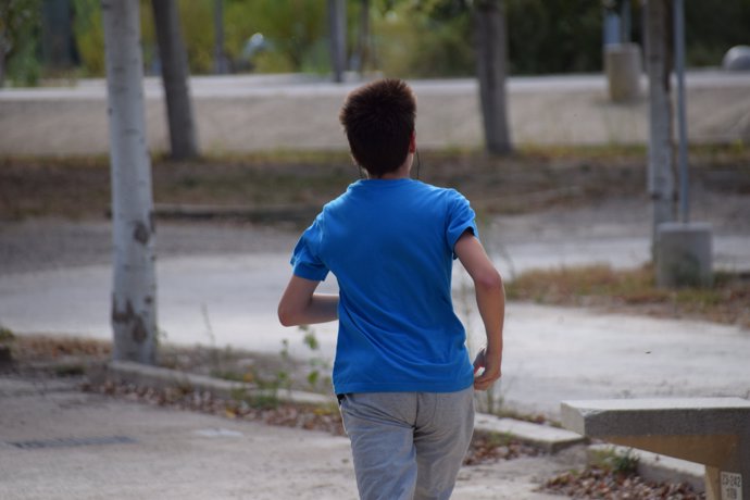 Un joven corredor practica 'running', en el Parque del Agua de Zaragoza.