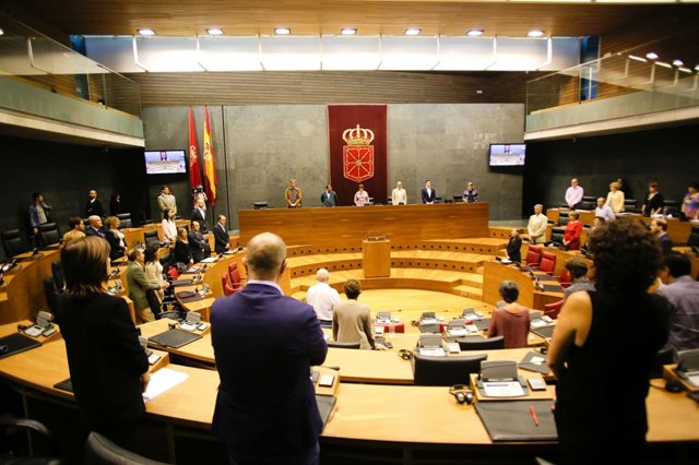 Minuto de silencio en el pleno del Parlamento de Navarra