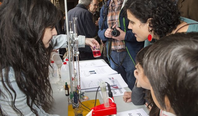 Gazteak aurreko Zientzia Azoka batean