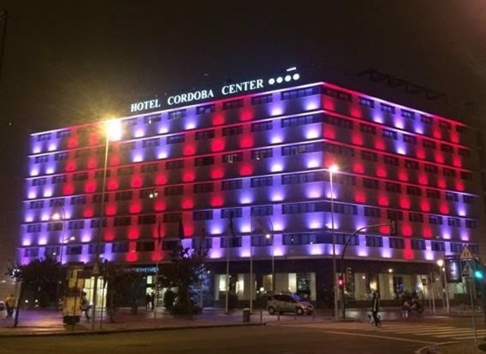 Fachada del Hotel Córdoba Center iluminado con un corazón