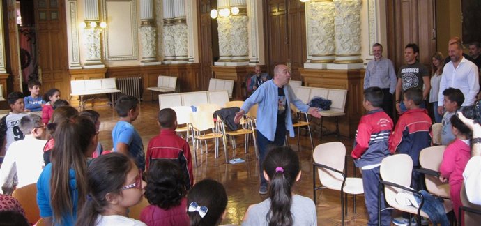 El actor Jaime Lafuente actúa ante un grupo de escolares en el Ayuntamiento