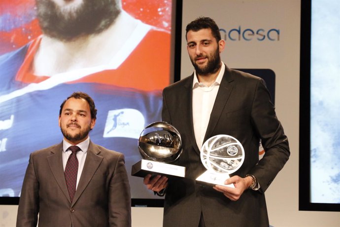 Ioannis Bourousis recibe el premio como MVP de la Liga Endesa 