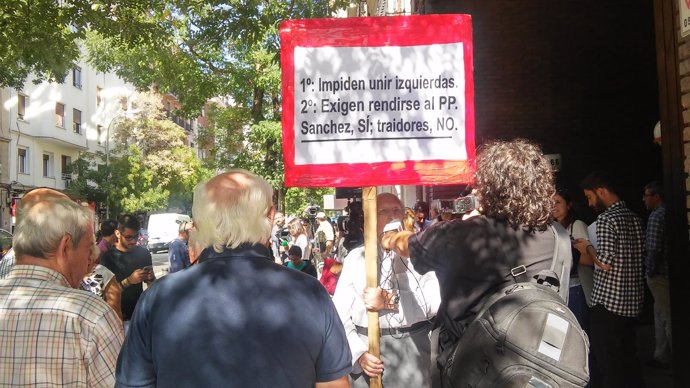 Manifestante a las puertas de la sede del PSOE en la calle Ferraz