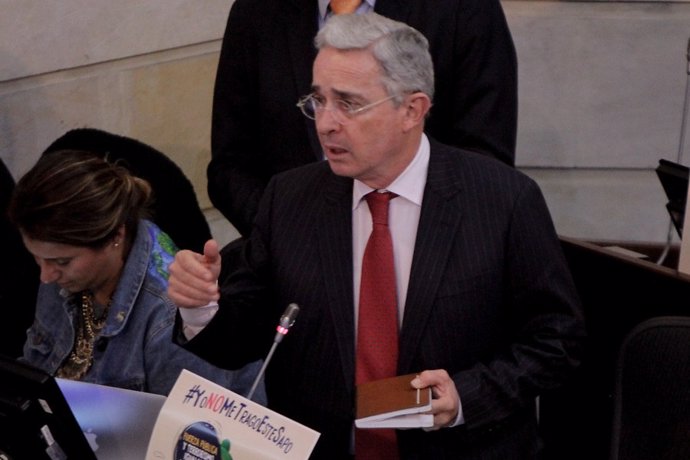 Uribe pone en duda su postulación para el Congreso colombiano en 2018