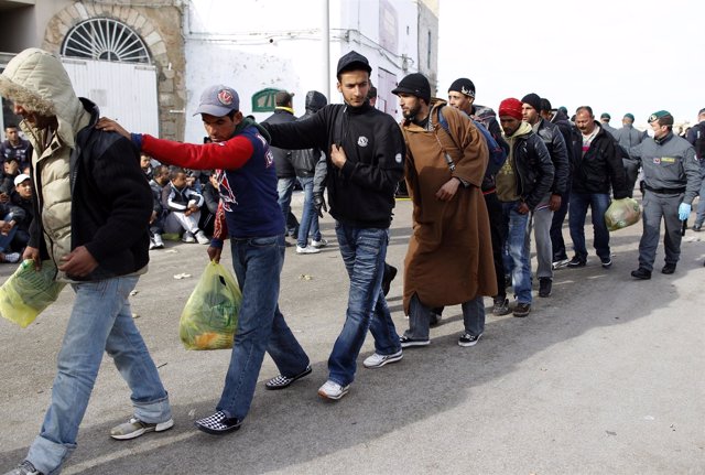 Inmigrantes tunecinos en la isla de Lampedusa