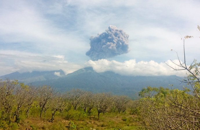Erupción de un volcán en la isla de Lombok en Indonesia
