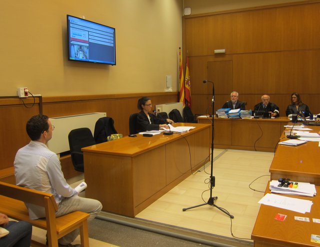 Juicio a un mosso por abofetear a un detenido en la comisaría de Mataró 