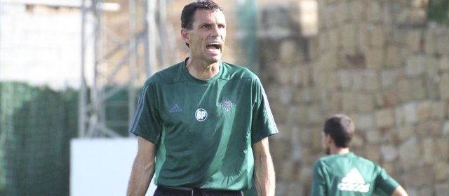 Gustavo Poyet, entrenador del Betis