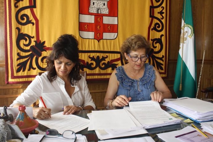Ruiz (izda.) y Sierra firman el convenio