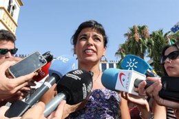 Teresa Rodríguez atiende a los periodistas tras el acto de Blas Infante