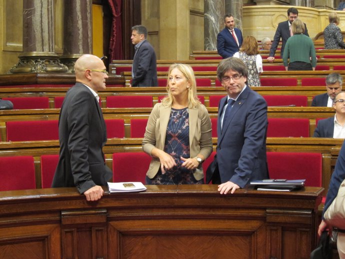 El presidente de la Generalitat C.Puigdemont y los consellers R.Romeva y N.Munté