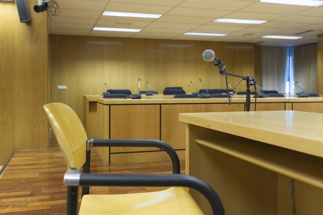Mesa de acusado, acusados, micrófono de acusado, sala de vistas, sala de juicios